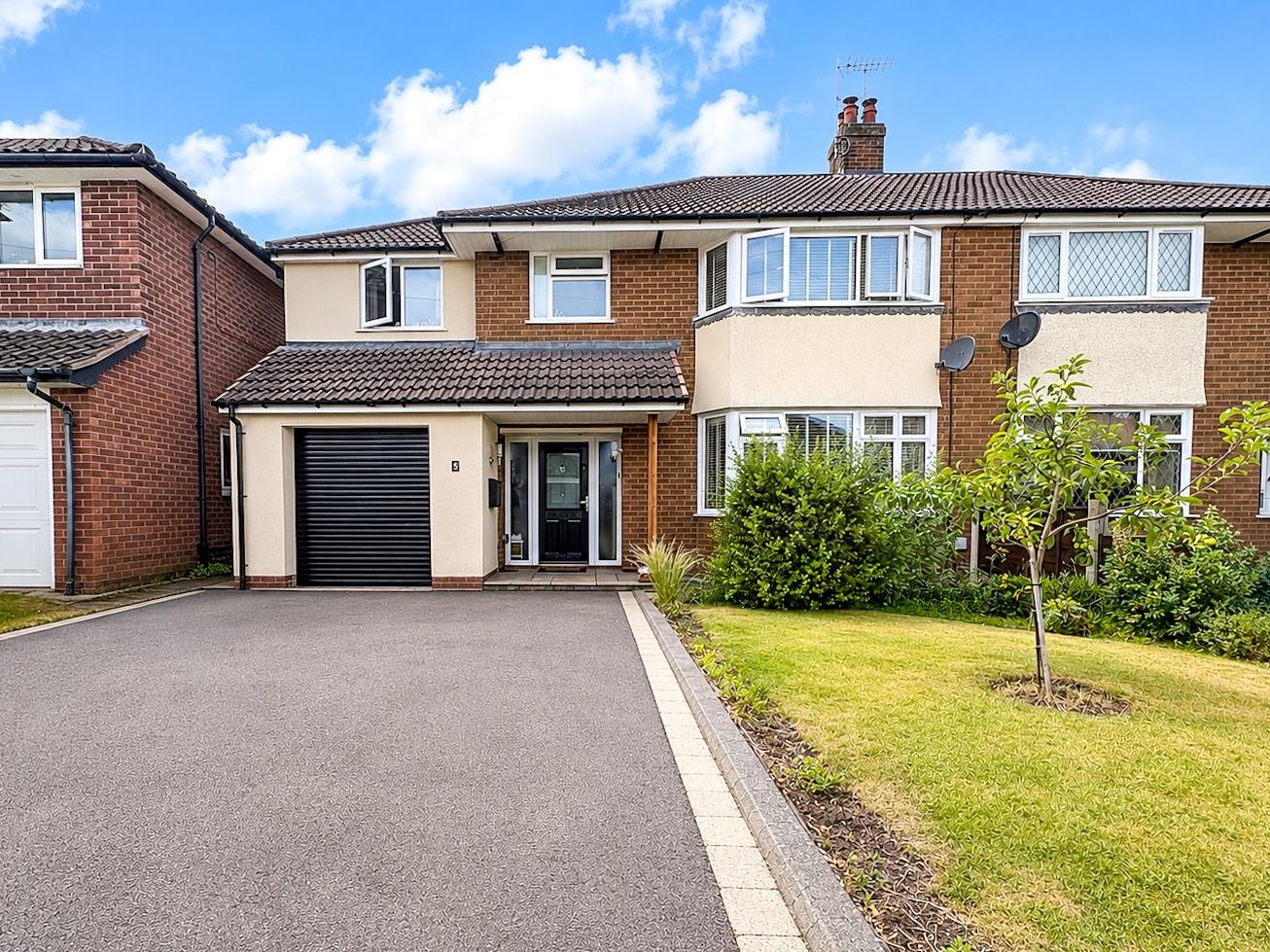 4 bedroom Semi-detached house Under Offer