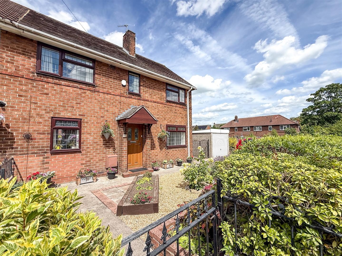 3 bedroom Semi-detached house Under Offer