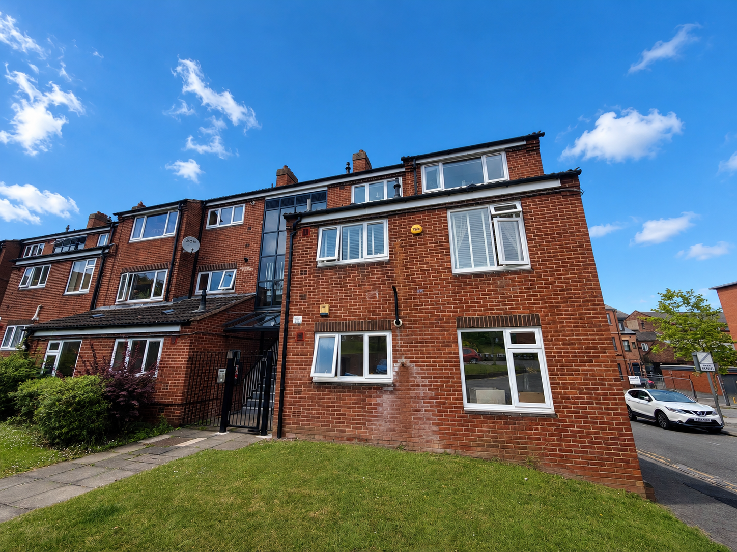 3 bedroom Flat For Sale