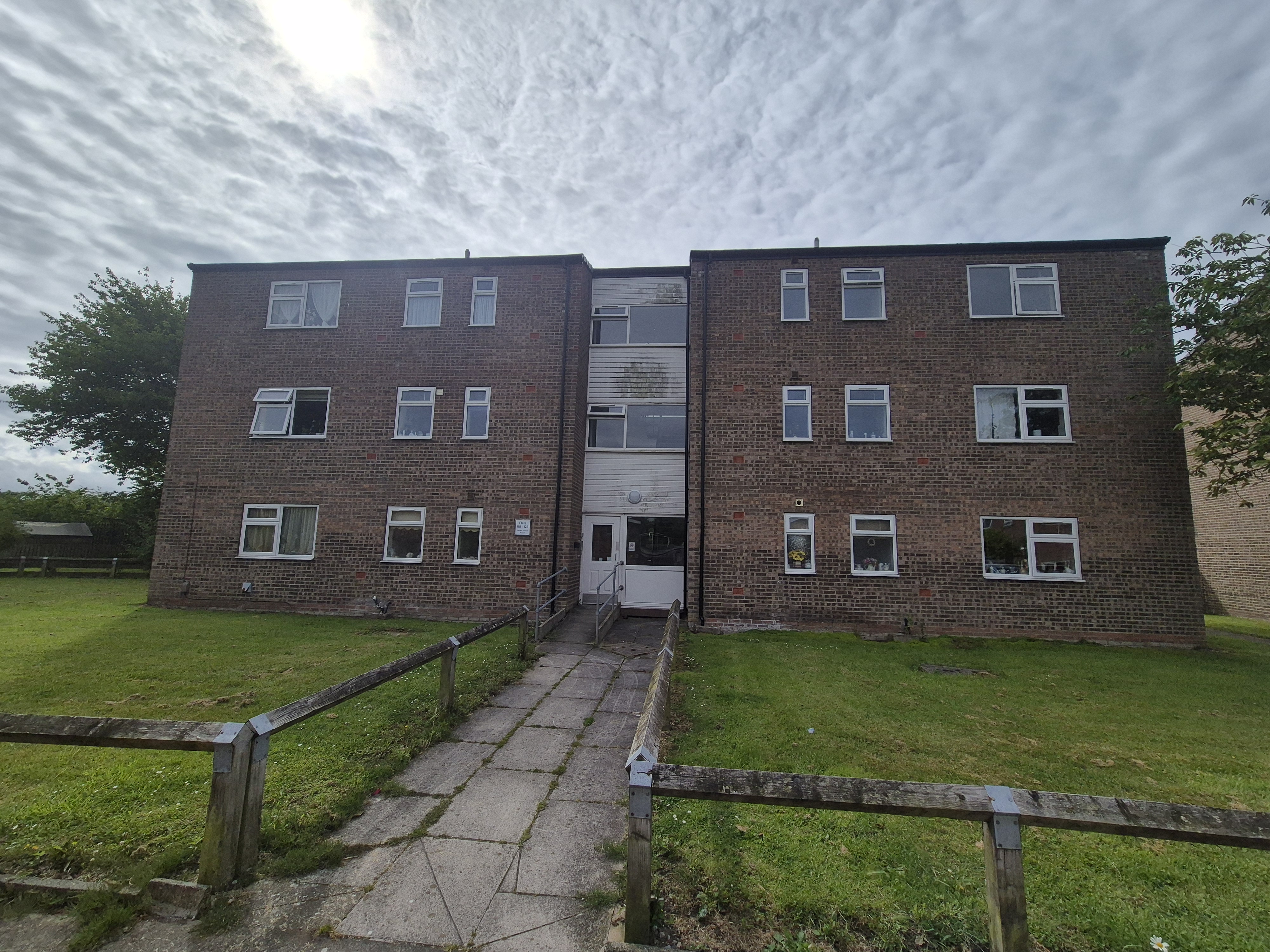 2 bedroom Flat For Sale