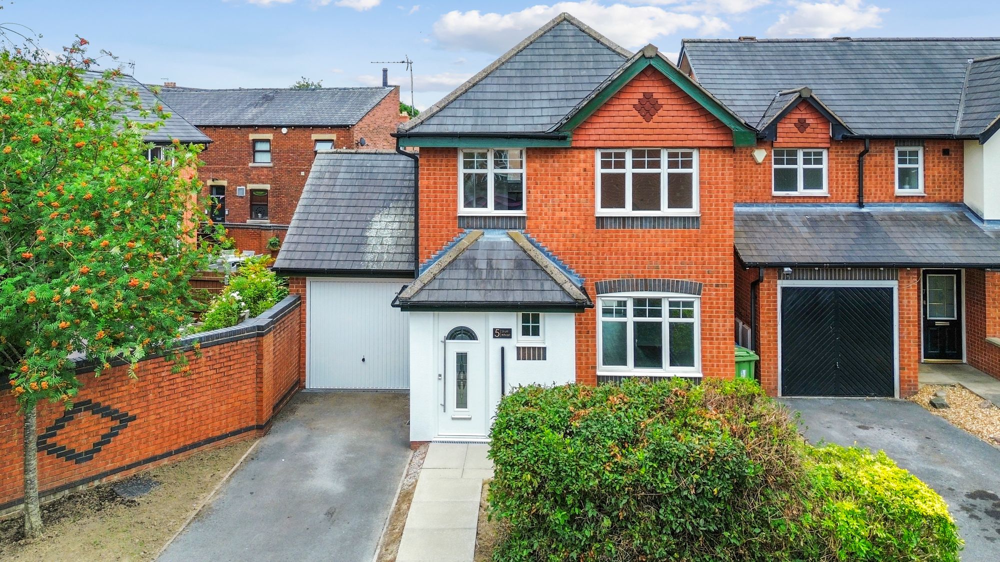 3 bedroom Detached house Under Offer