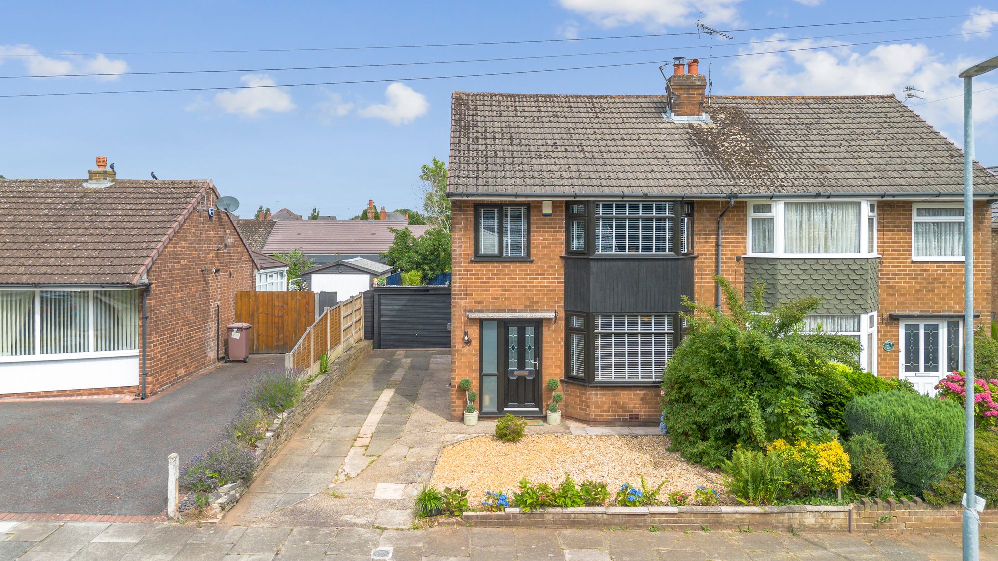 3 bedroom Semi-detached house Under Offer