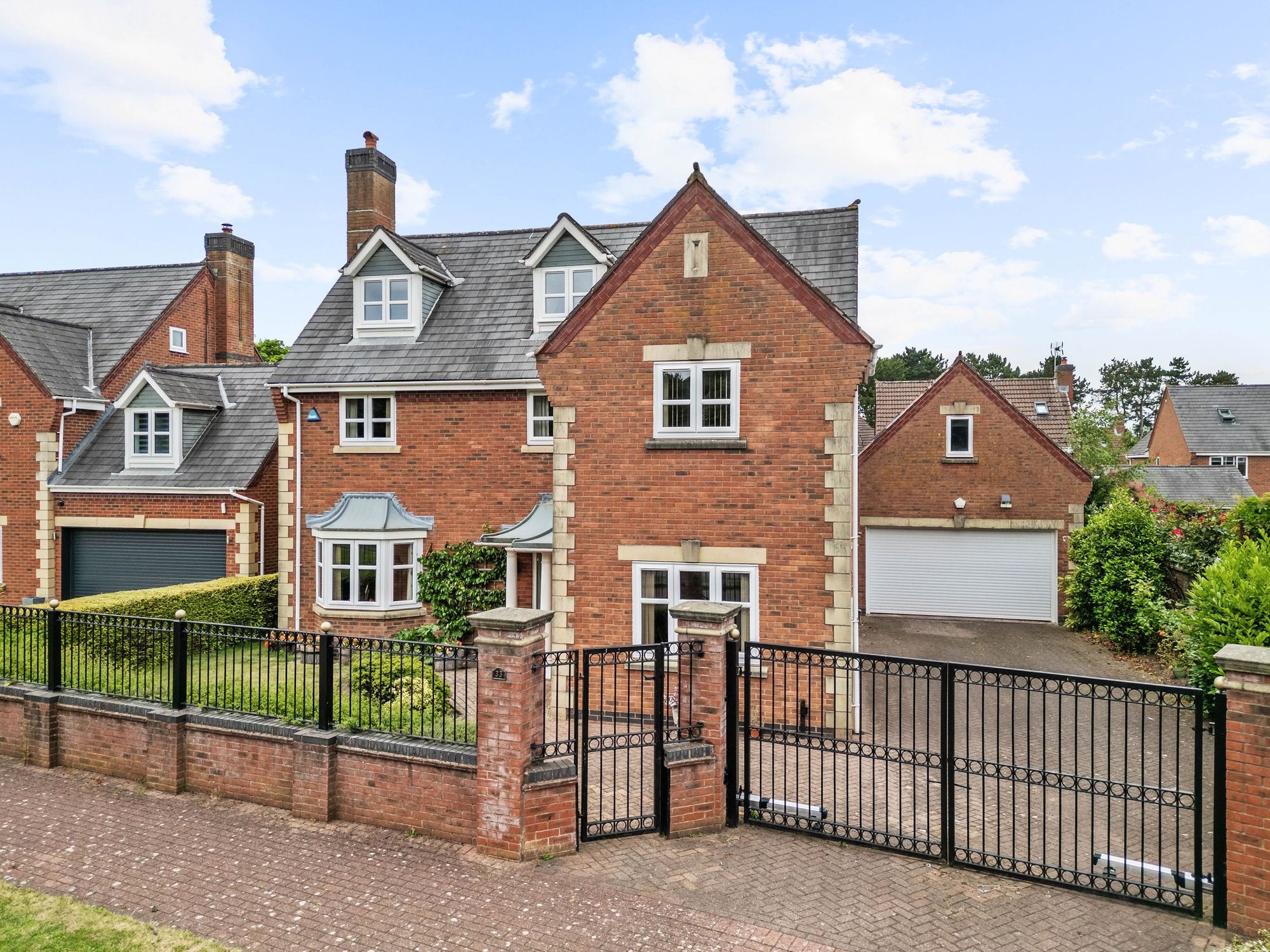 5 bedroom Detached house Under Offer