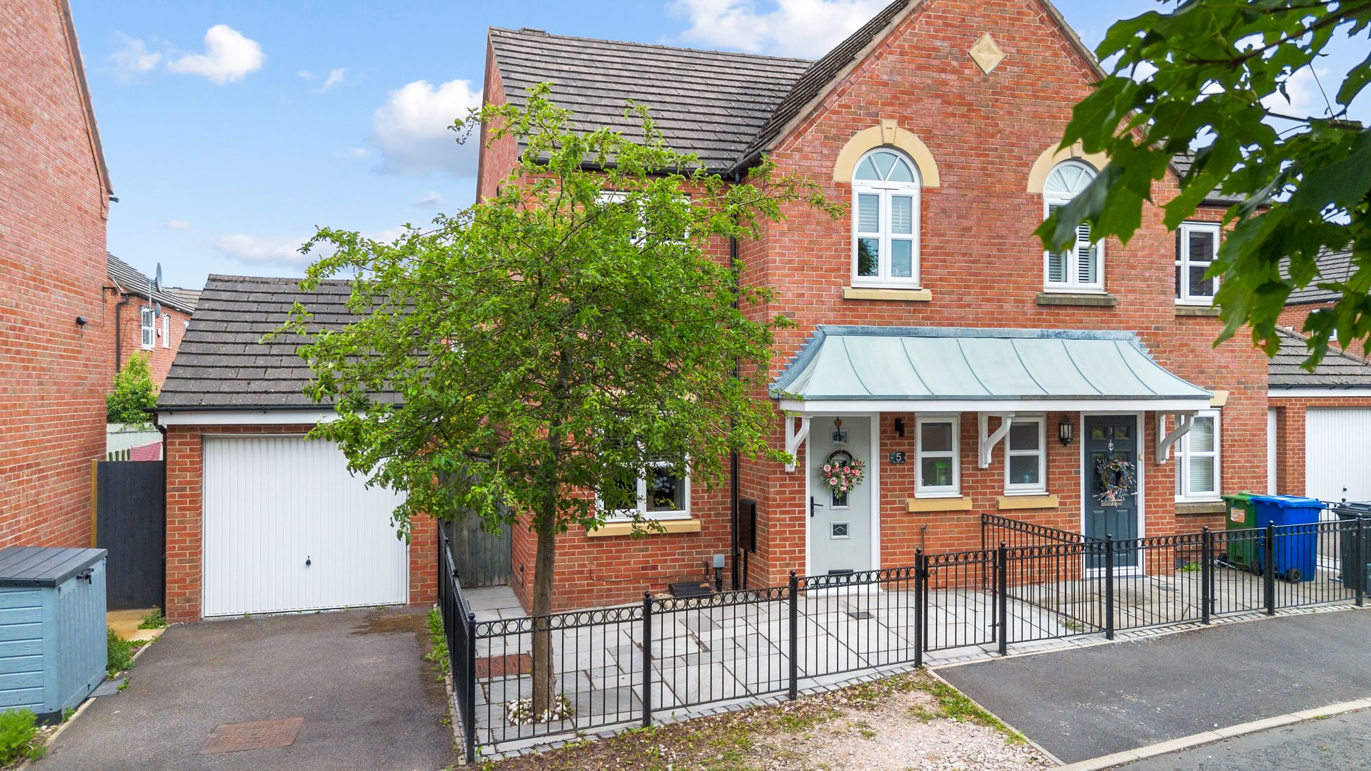 3 bedroom Semi-detached house Under Offer