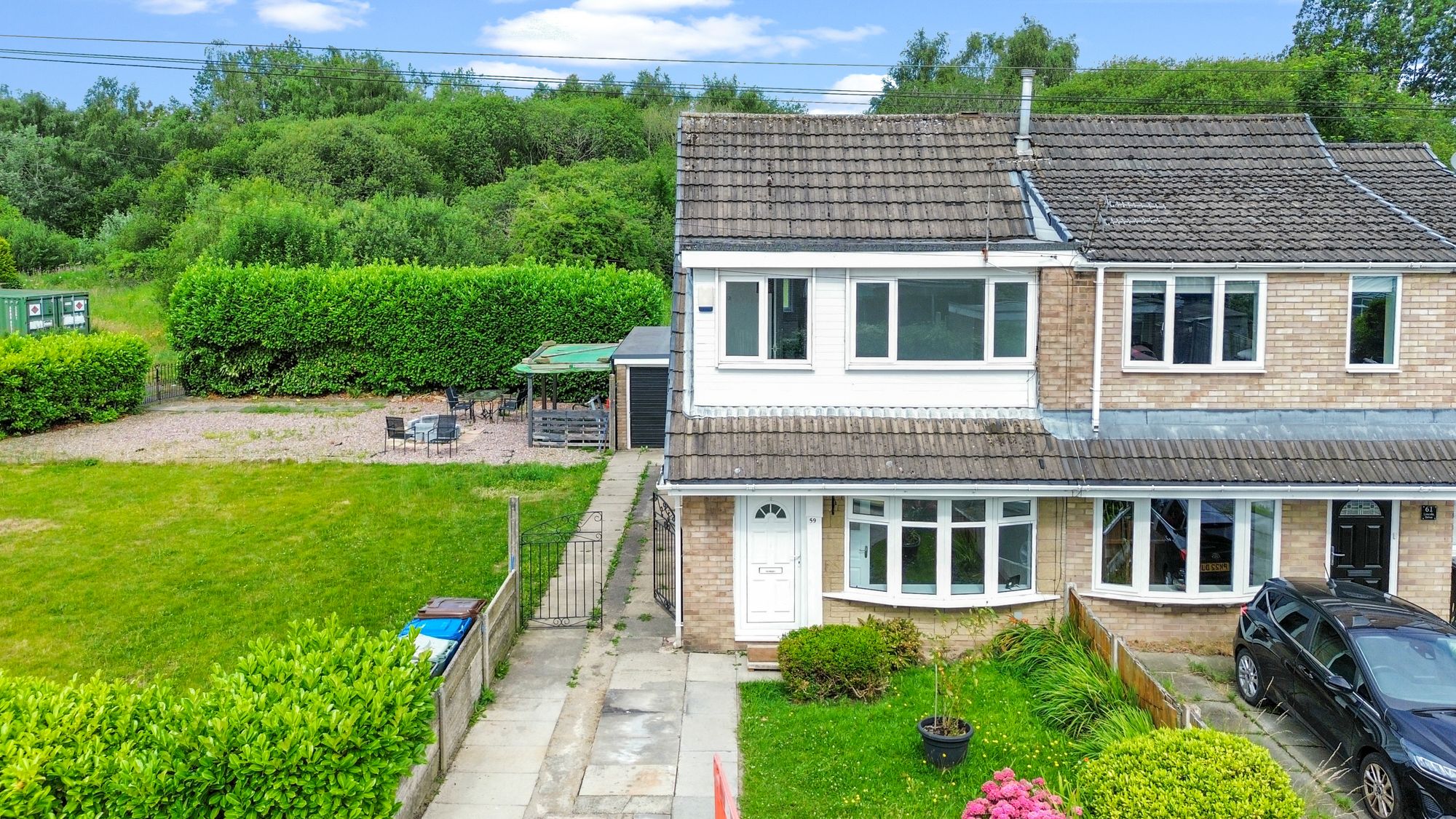 3 bedroom Semi-detached house Under Offer