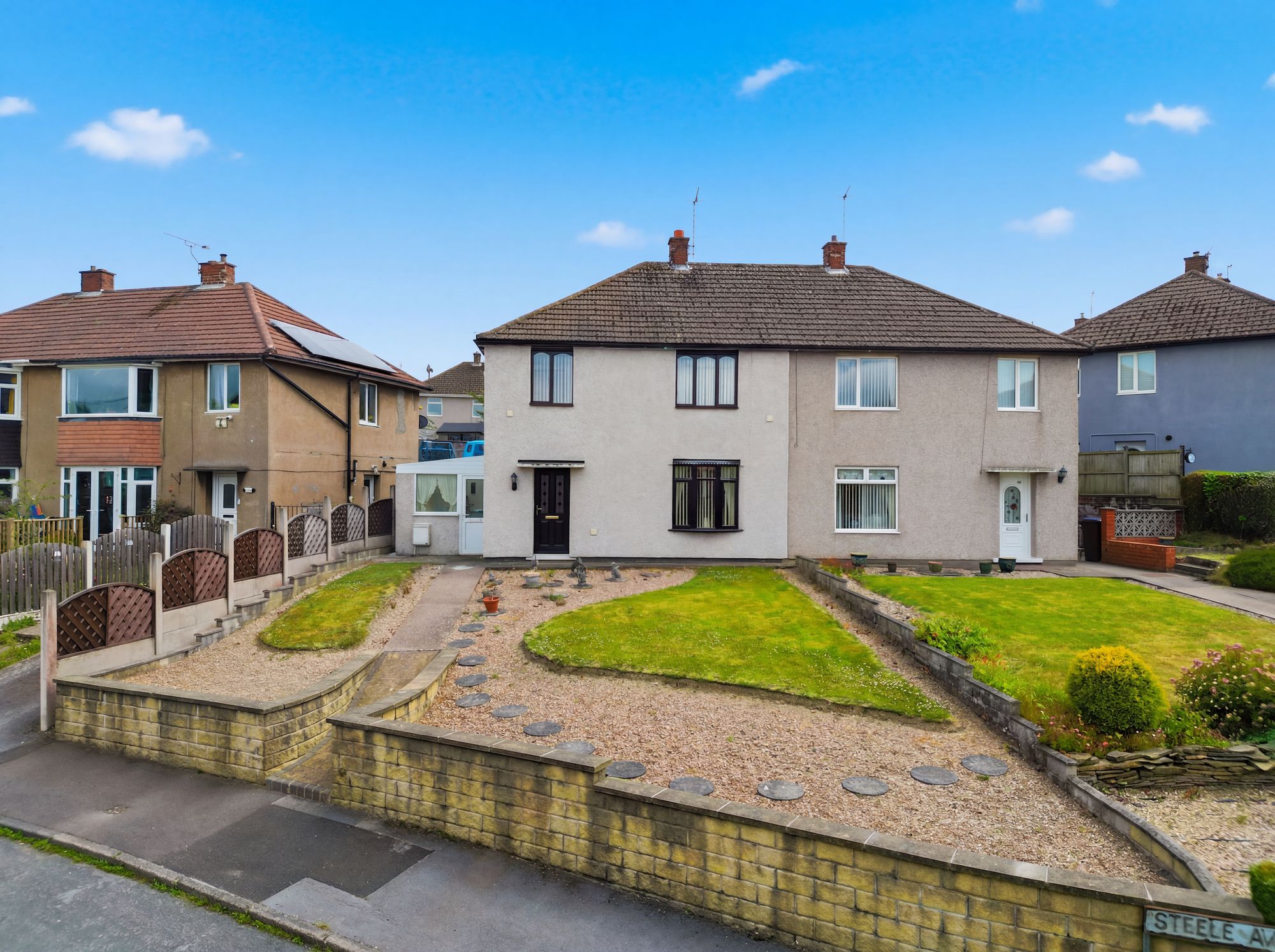 3 bedroom Semi-detached house Under Offer