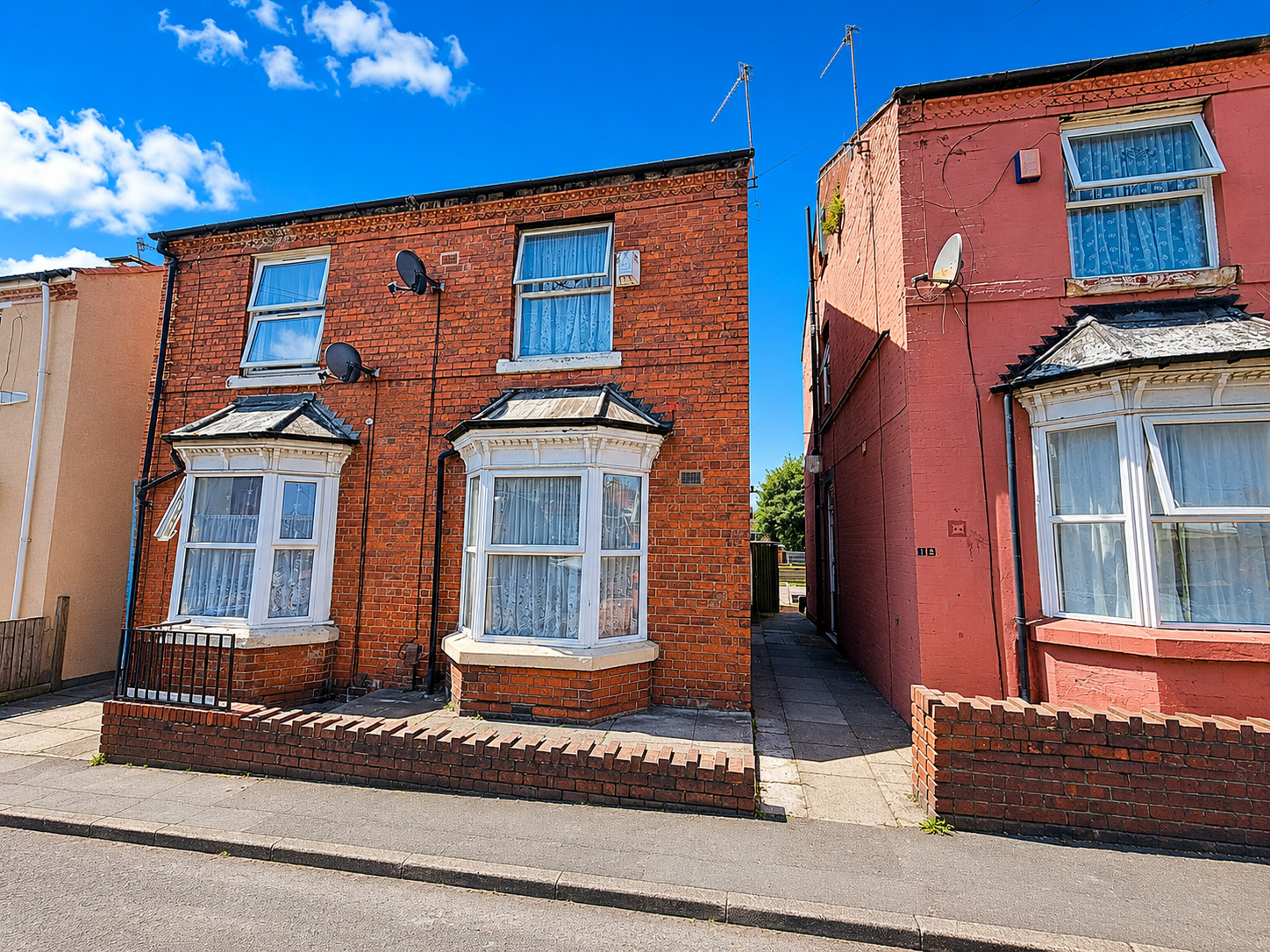 2 bedroom Semi-detached house Under Offer