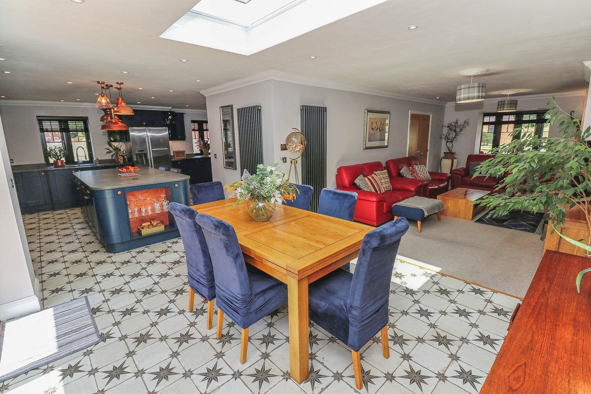 5 bedroom Detached house For Sale