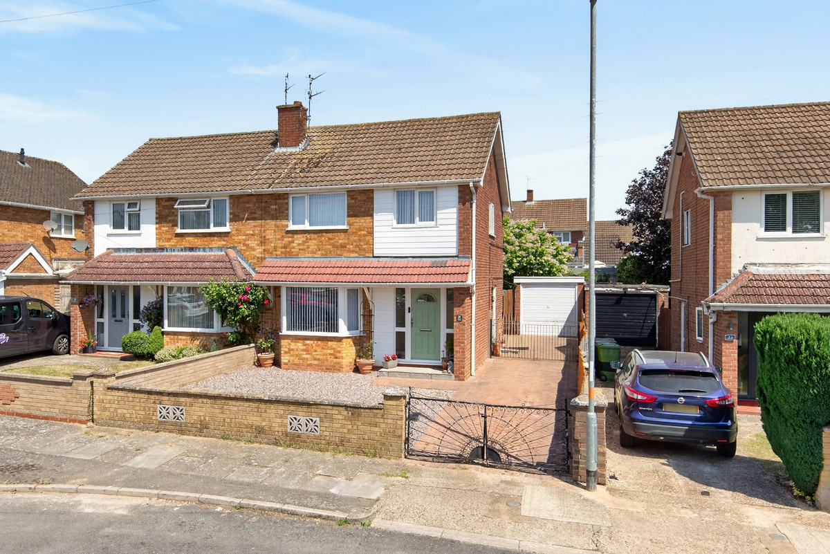3 bedroom Semi-detached house For Sale