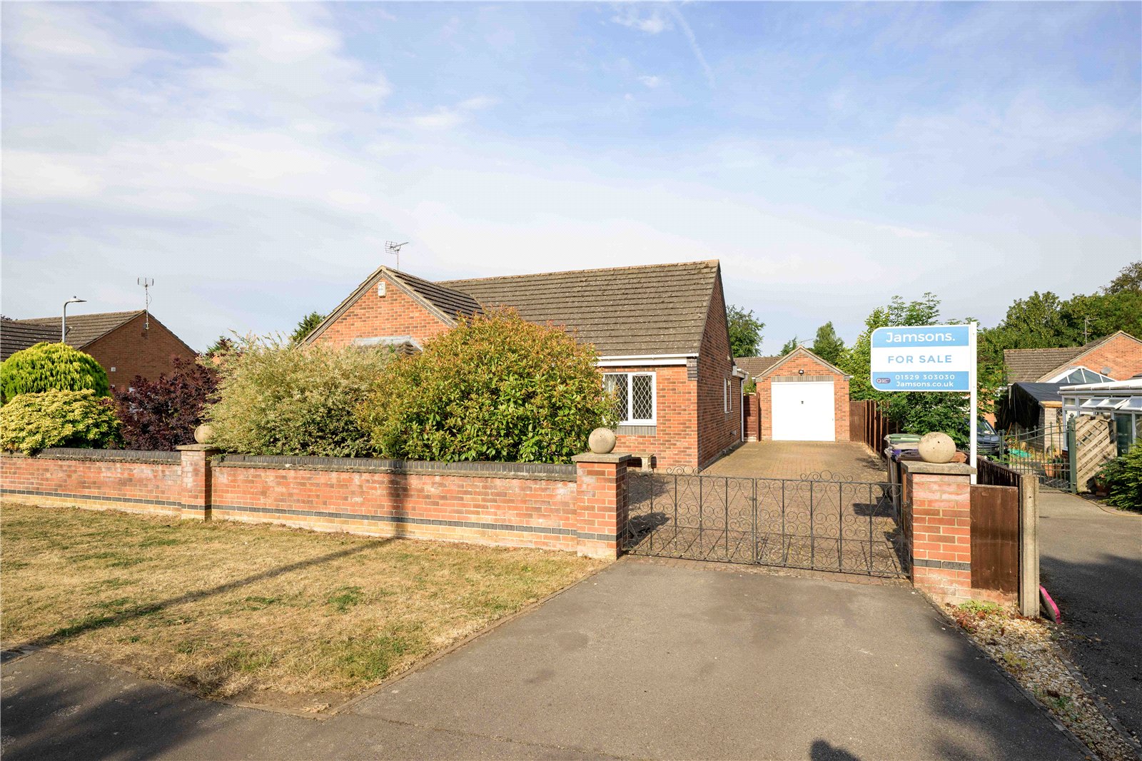 3 bedroom Detached house Under Offer