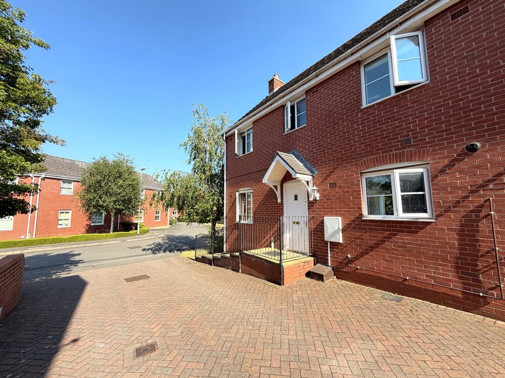 3 bedroom Semi-detached house To Let