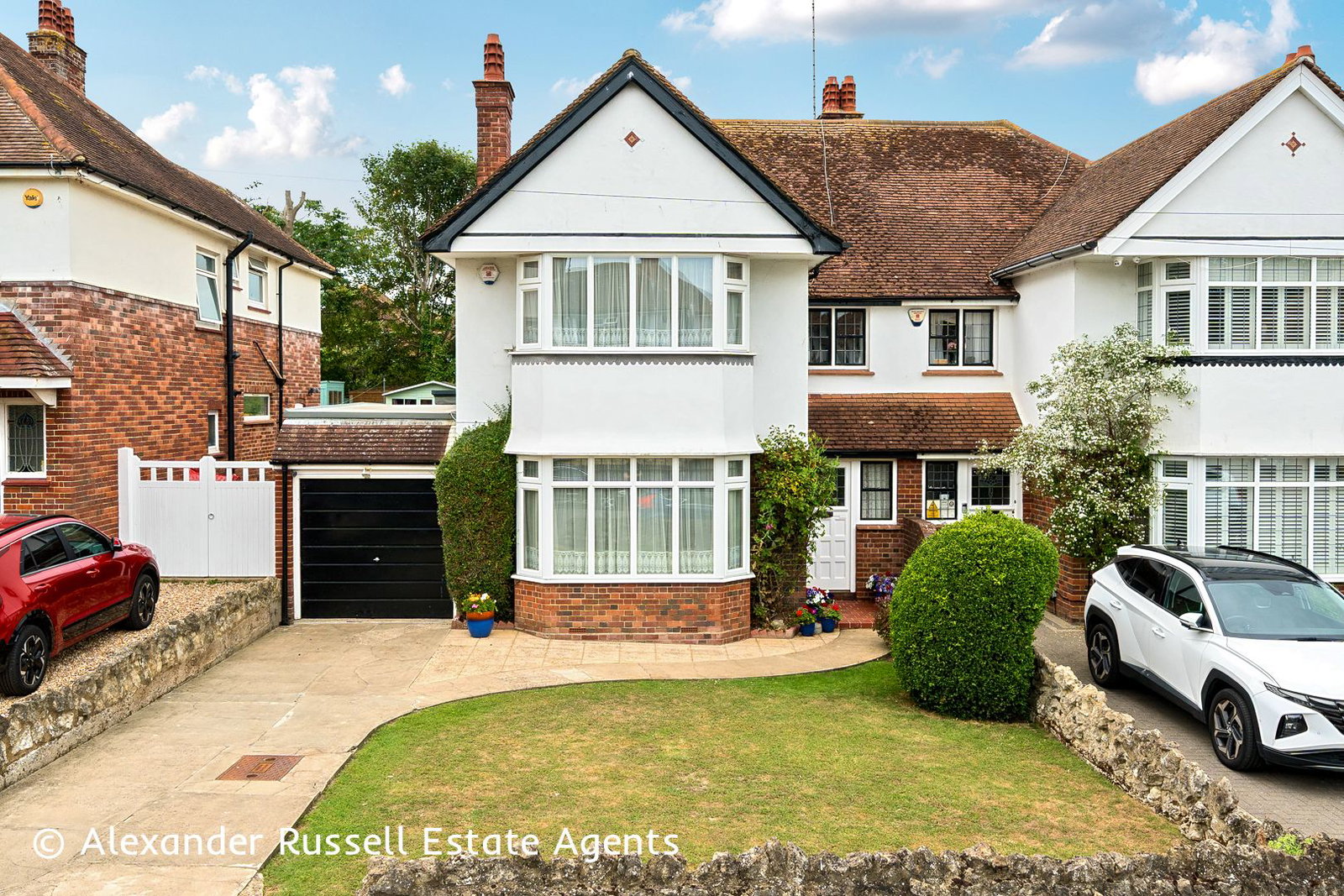 3 bedroom Semi-detached house Under Offer