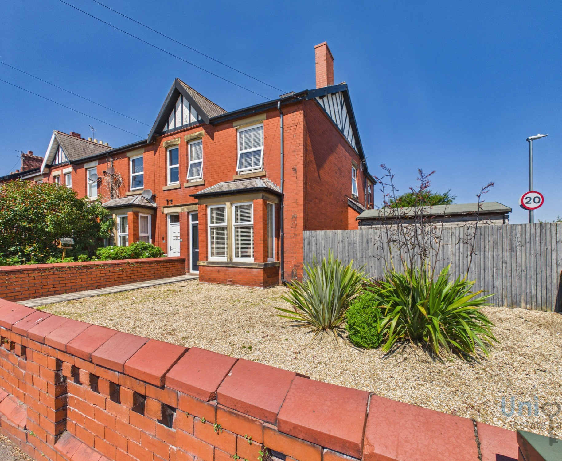 5 bedroom Detached house Under Offer