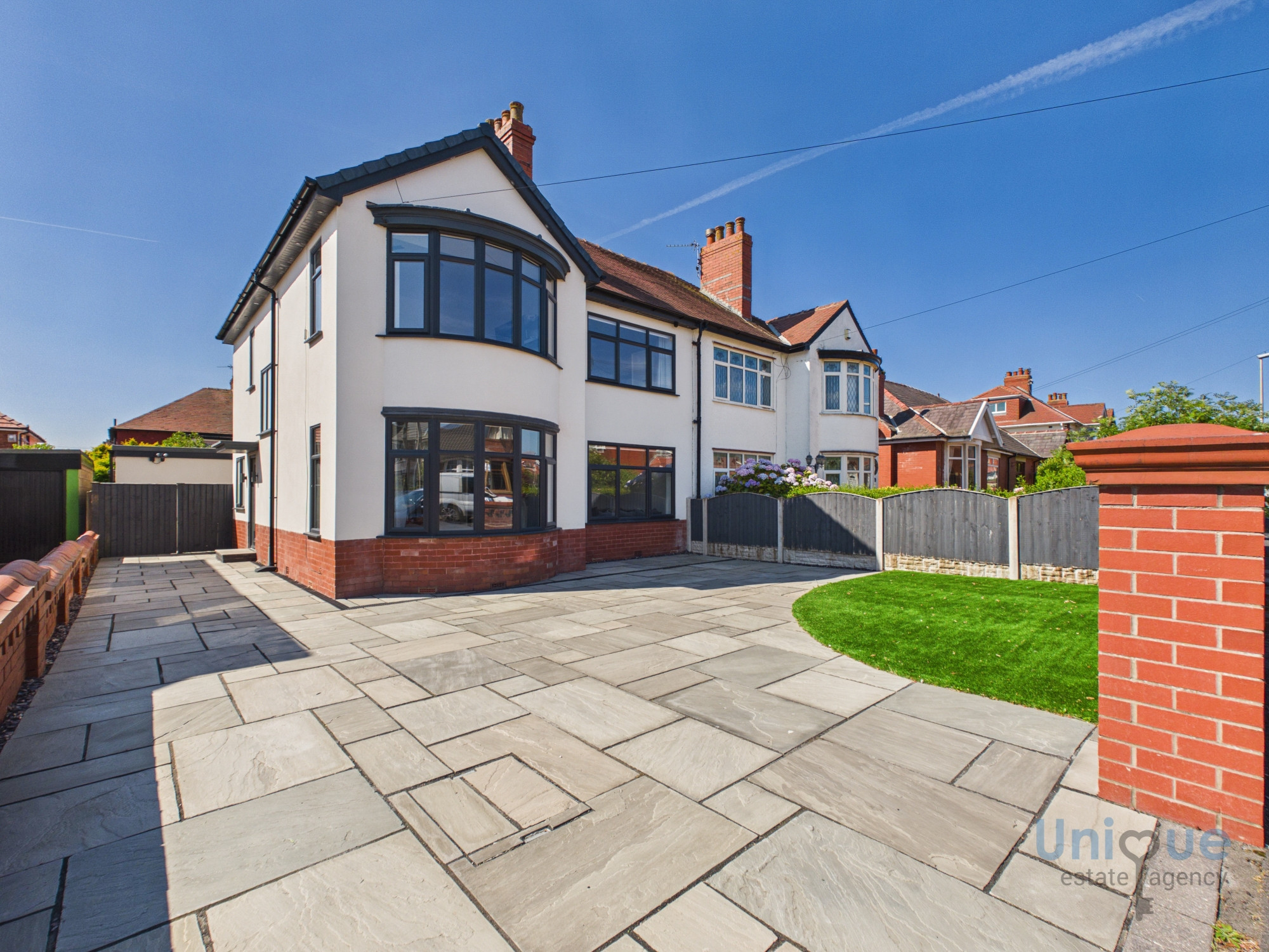 3 bedroom Semi-detached house Under Offer