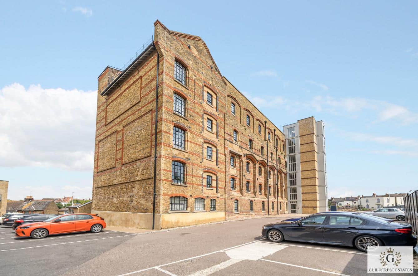 2 bedroom Flat For Sale