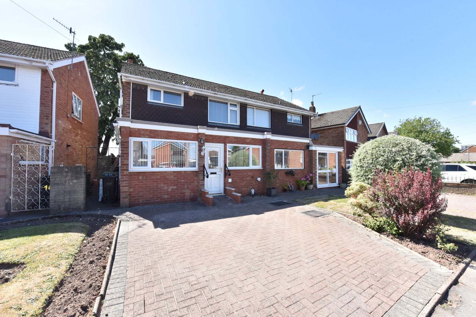 3 bedroom Semi-detached house Under Offer