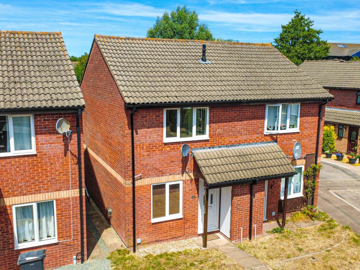 2 bedroom Semi-detached house Under Offer