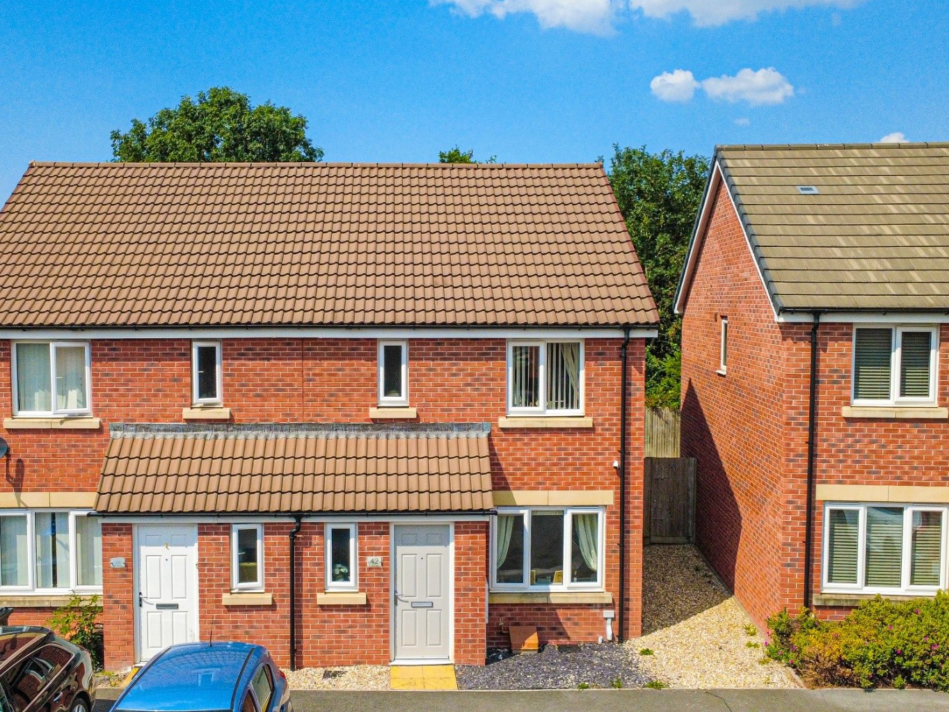 3 bedroom Semi-detached house Under Offer