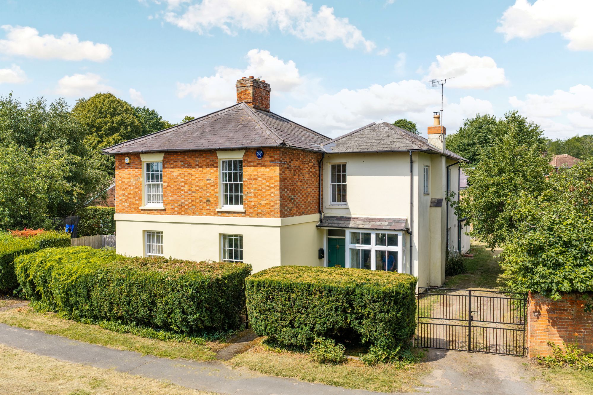 4 bedroom Semi-detached house Under Offer