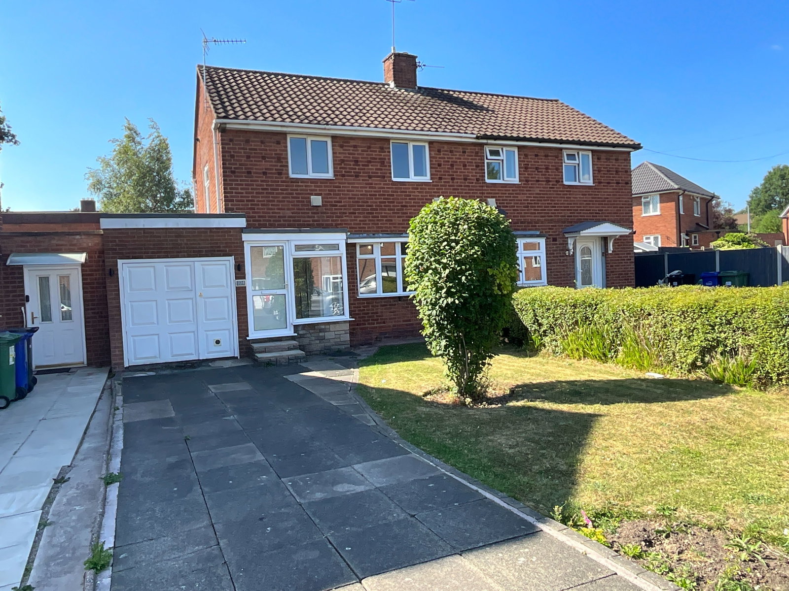 2 bedroom Semi-detached house Under Offer