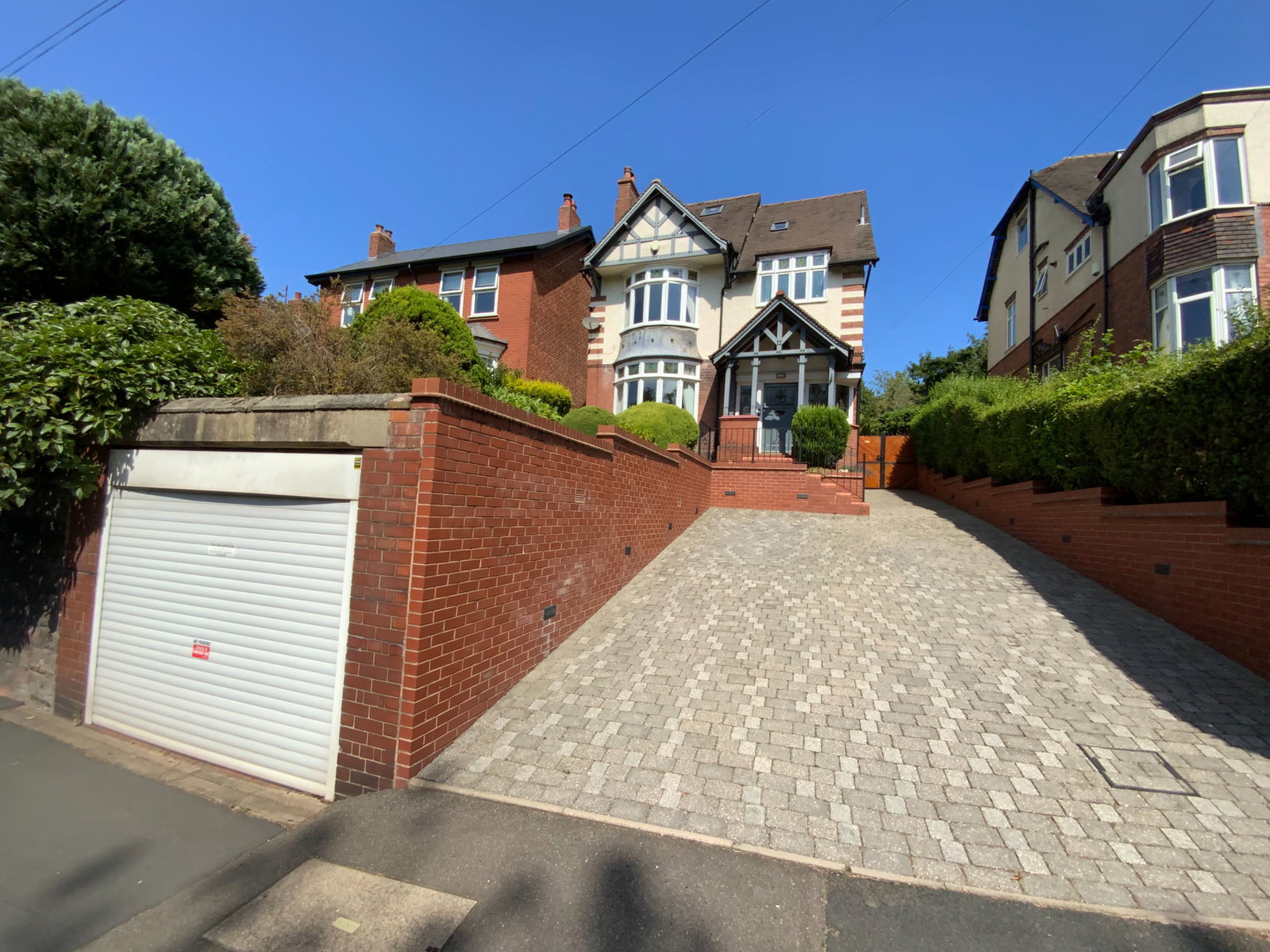 5 bedroom Detached house Under Offer