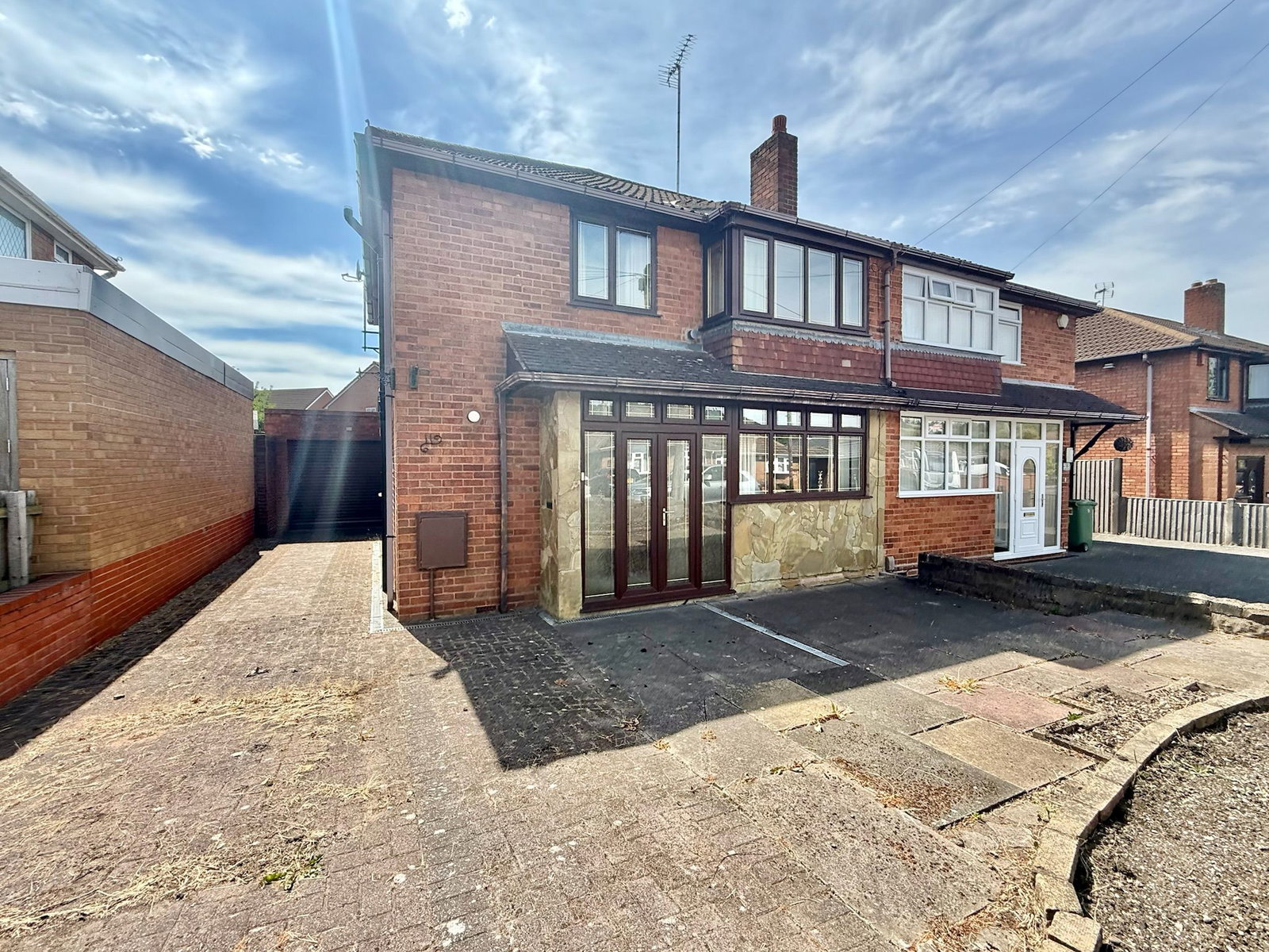 3 bedroom Semi-detached house Under Offer