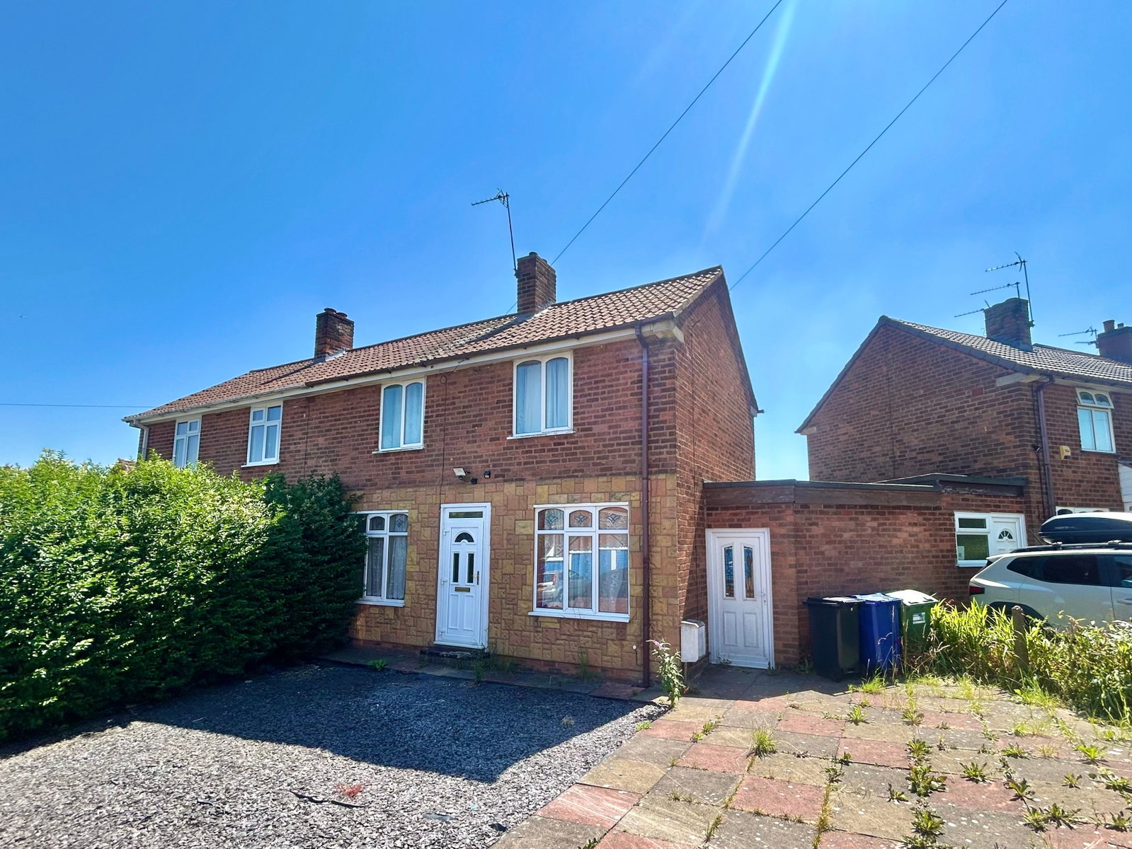 2 bedroom Semi-detached house Under Offer