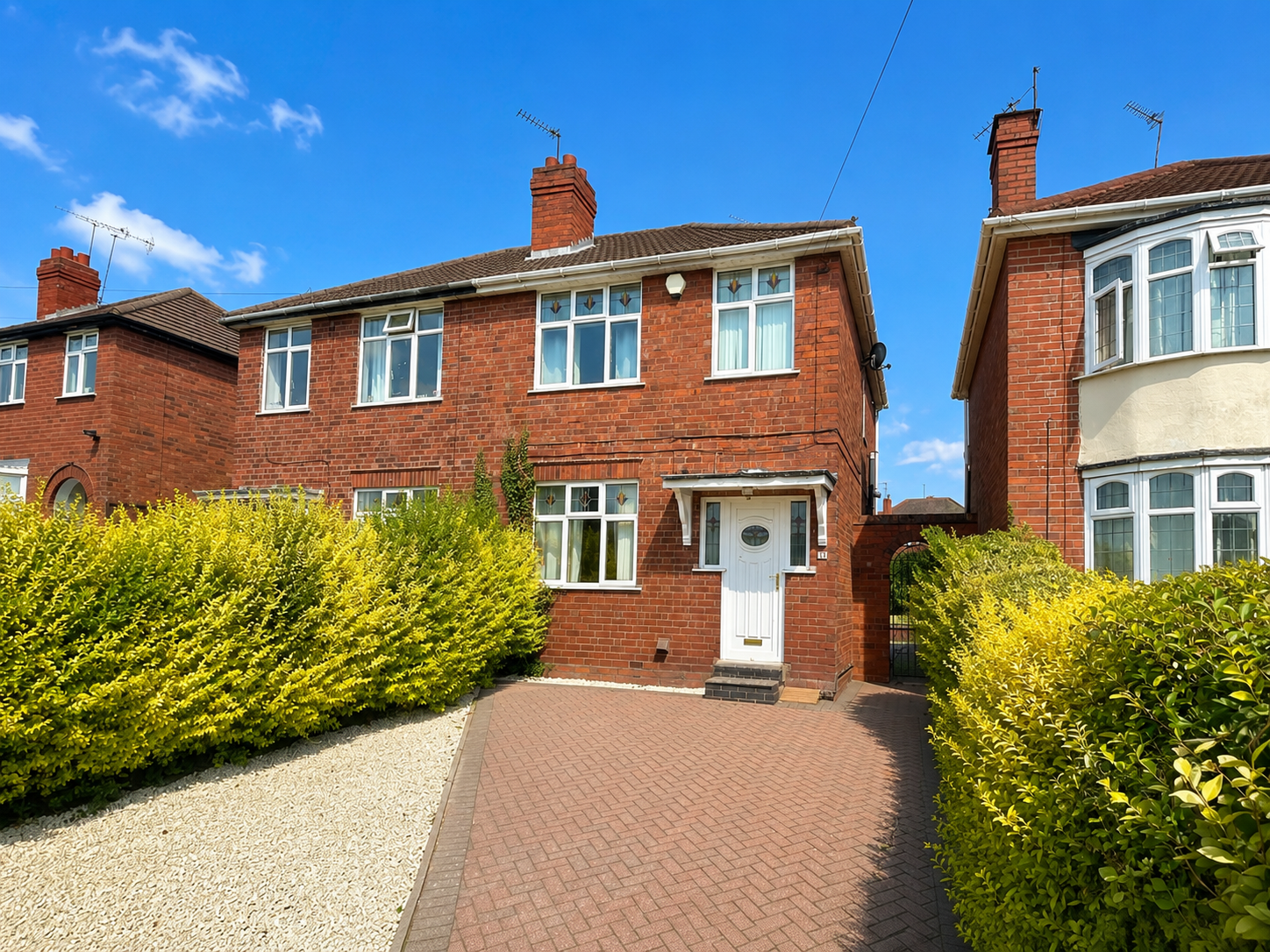 3 bedroom Semi-detached house Under Offer