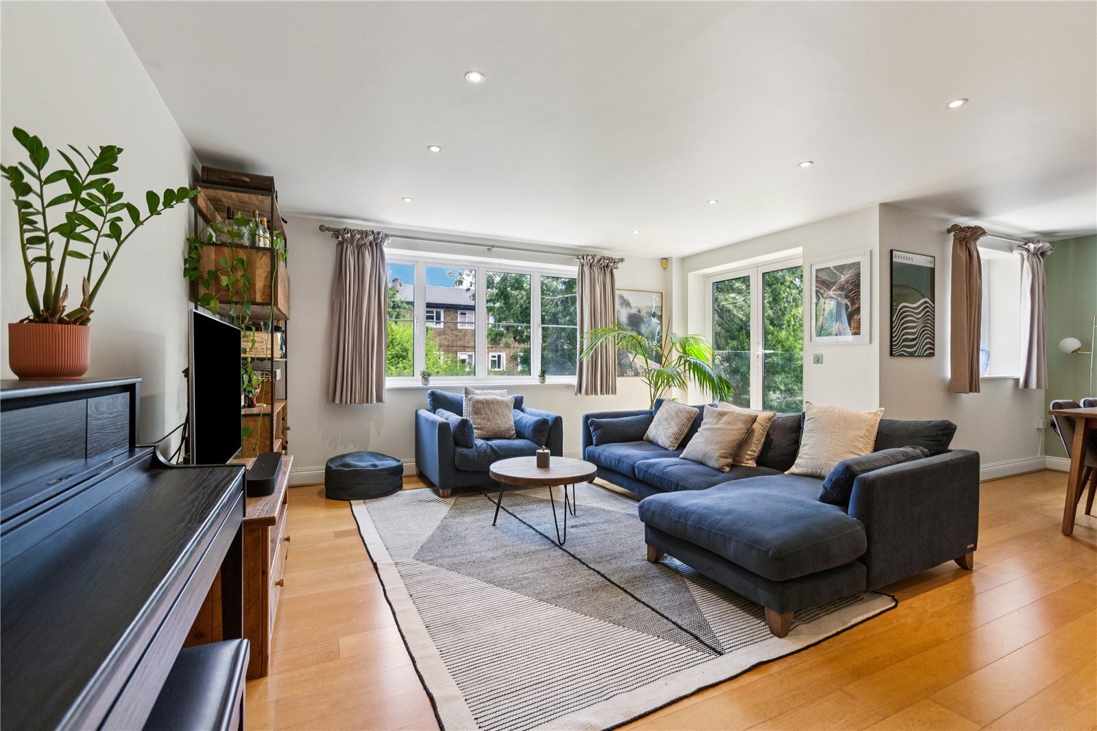 2 bedroom Flat For Sale