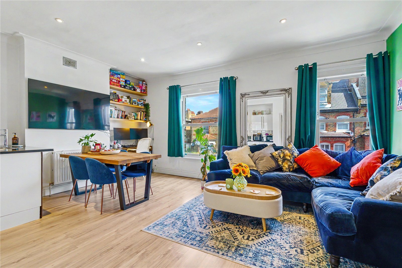 2 bedroom Flat For Sale