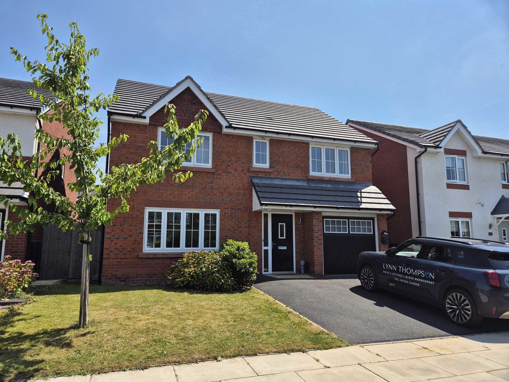 4 bedroom Detached house Under Offer