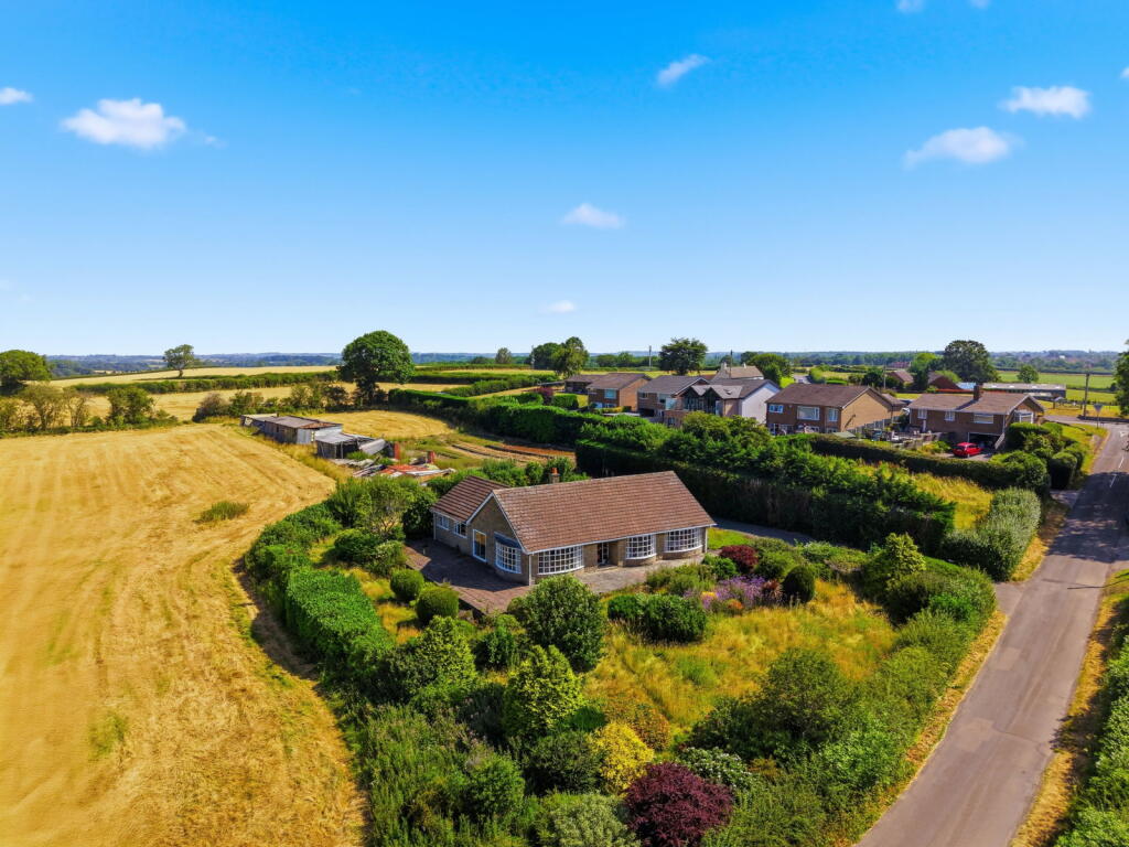 3 bedroom Detached bungalow For Sale