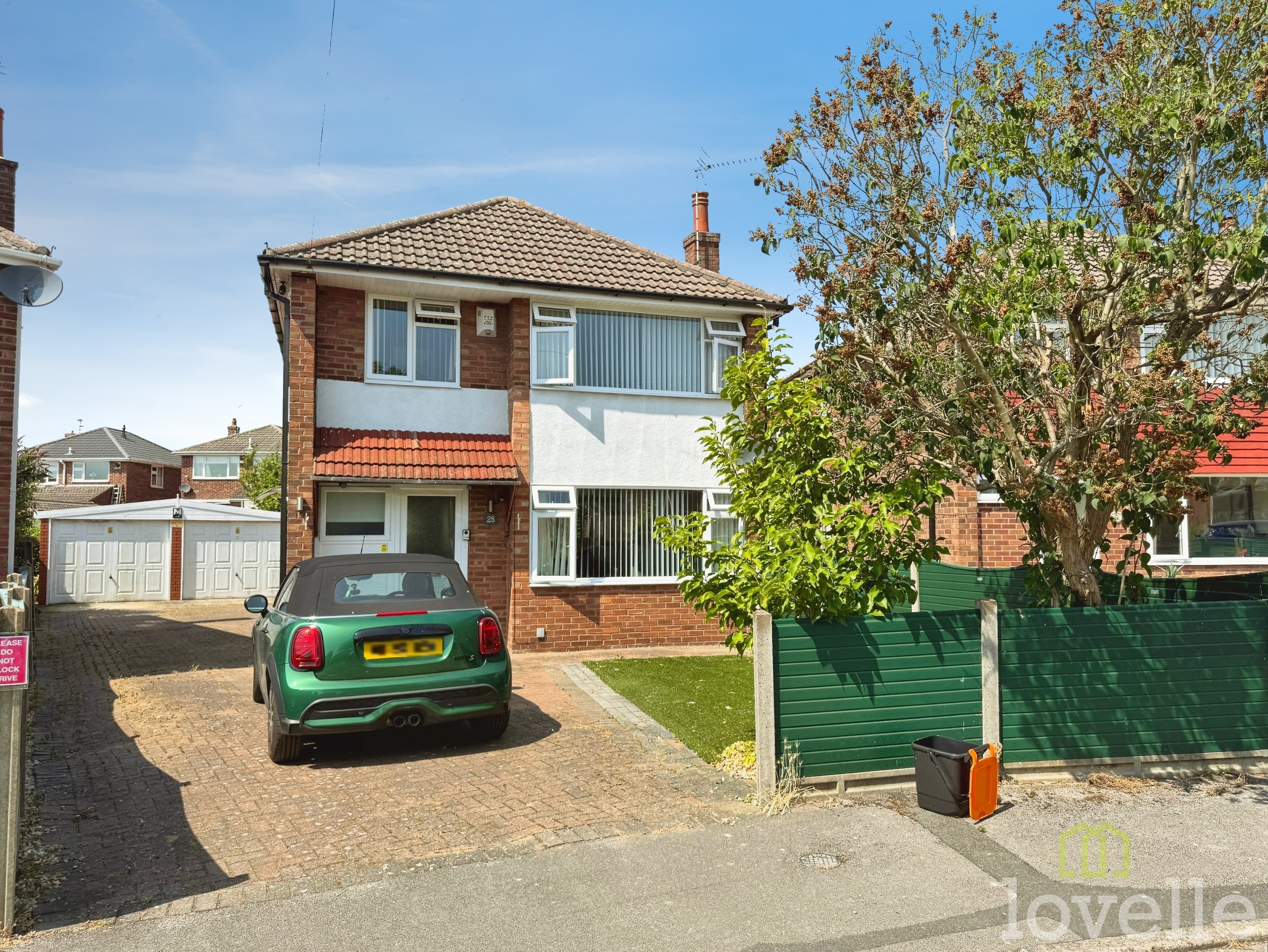 3 bedroom Detached house For Sale