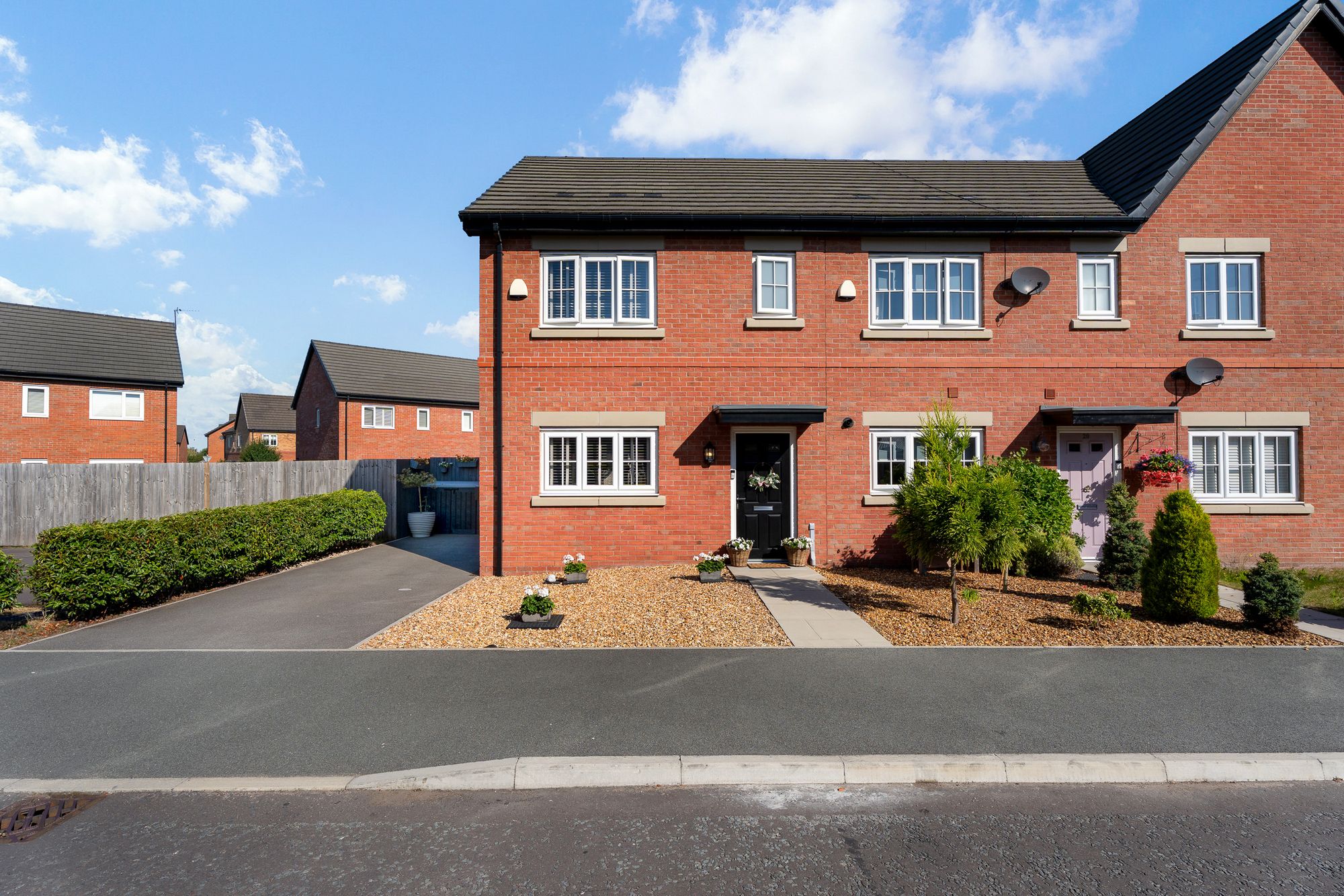 3 bedroom Semi-detached house Under Offer