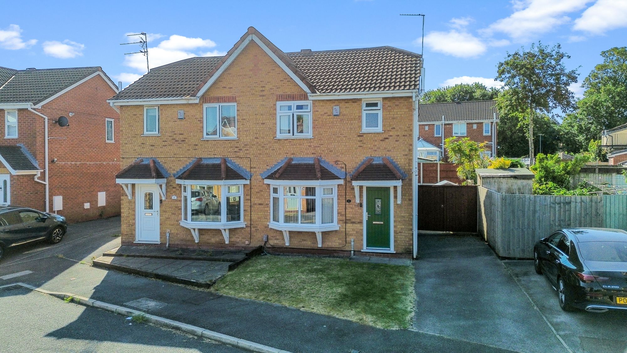 3 bedroom Semi-detached house Under Offer