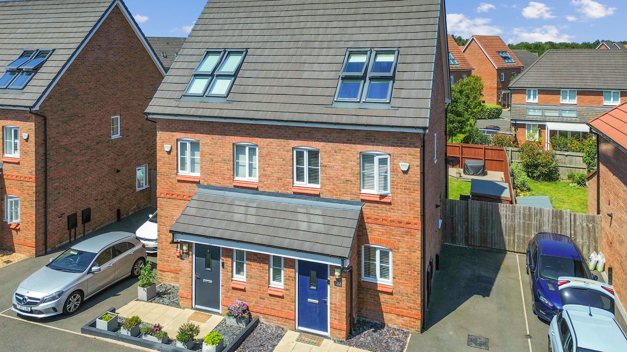 3 bedroom Semi-detached house Under Offer
