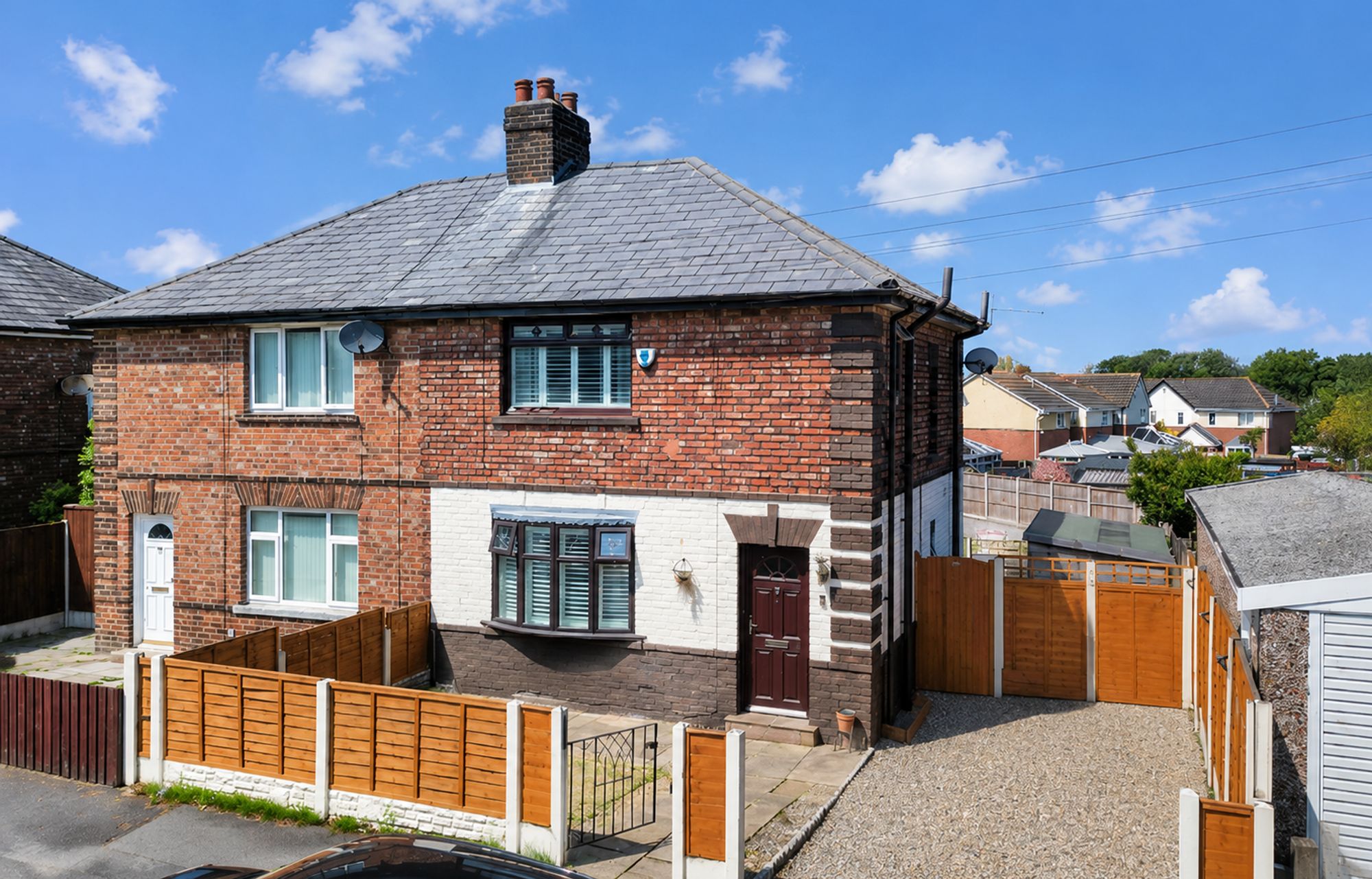 3 bedroom Semi-detached house Under Offer