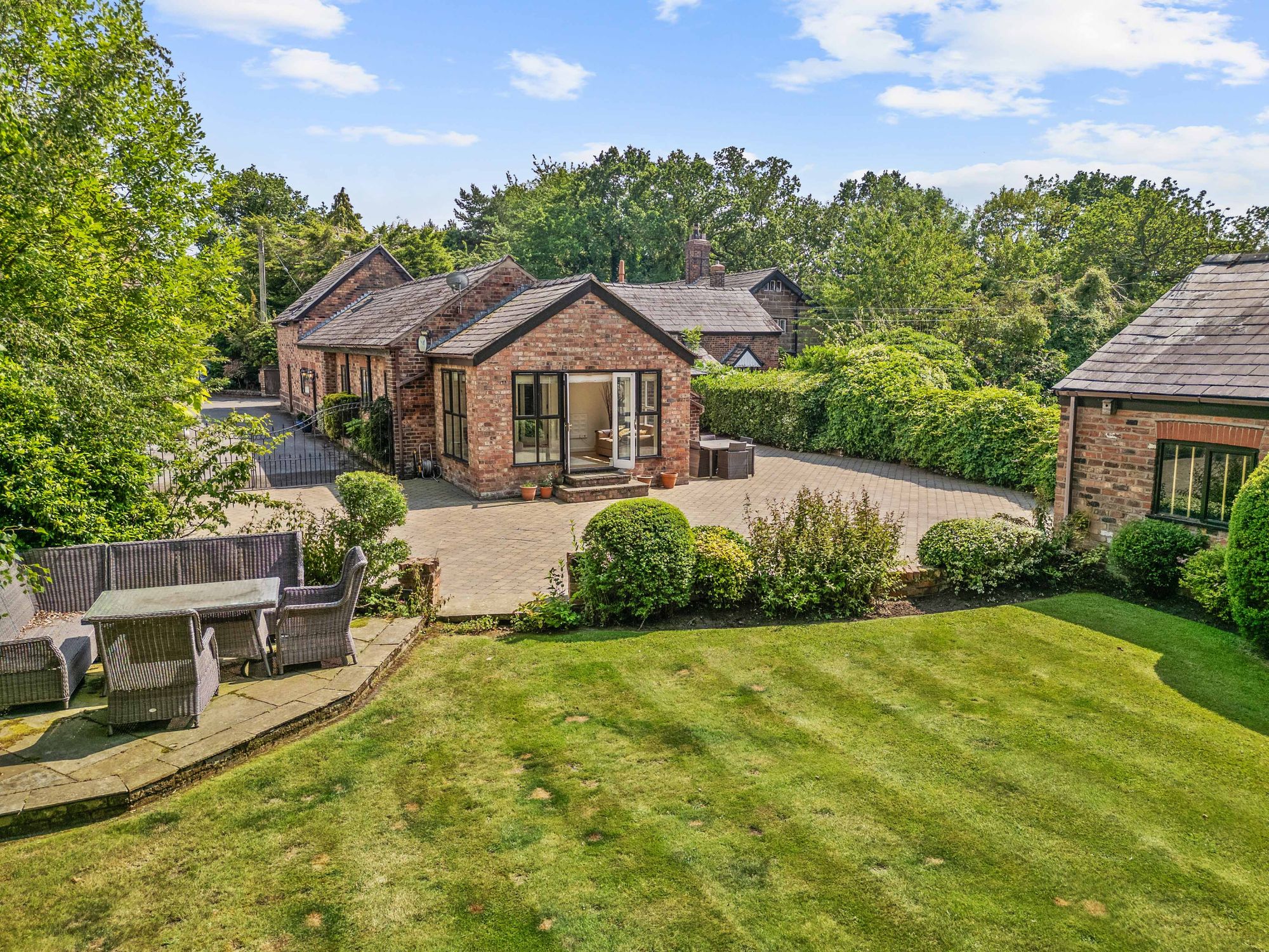3 bedroom Detached house Under Offer