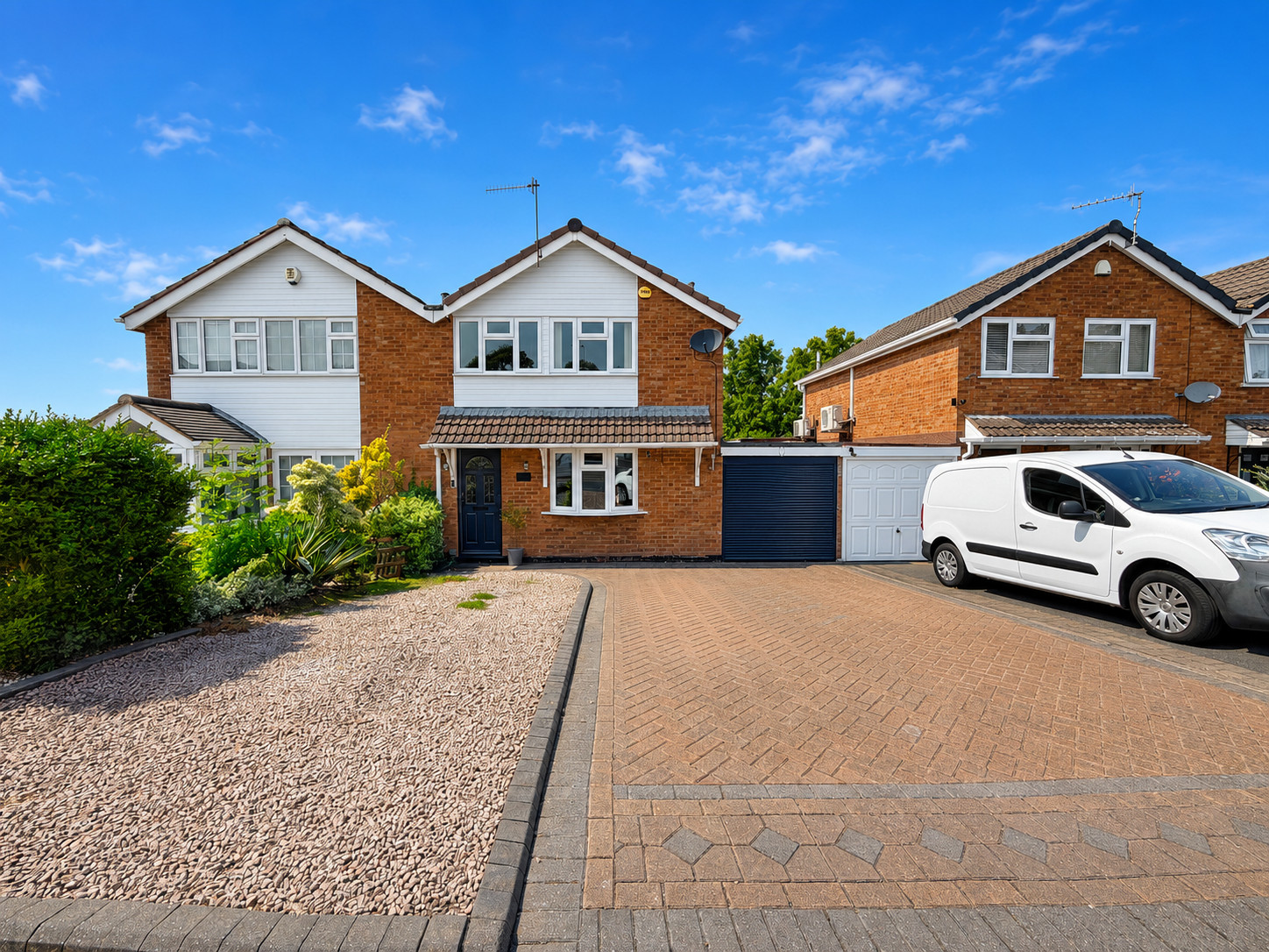 3 bedroom Semi-detached house Under Offer