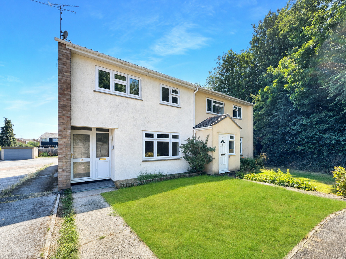 3 bedroom Semi-detached house To Let