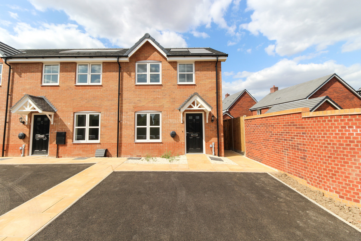 2 bedroom End of terrace house For Sale