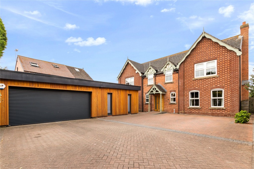 5 bedroom Studio flat For Sale
