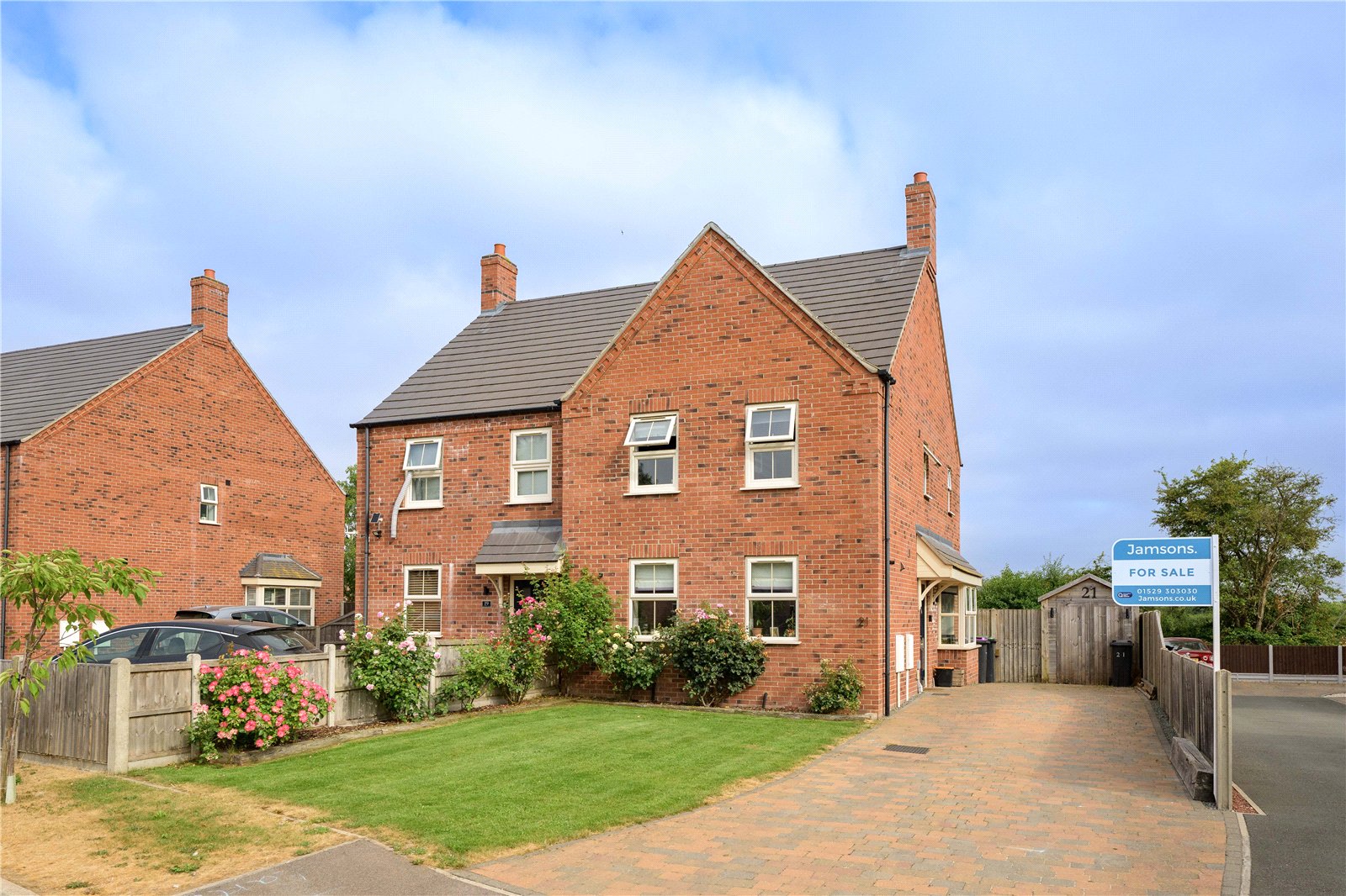 3 bedroom Semi-detached house Under Offer