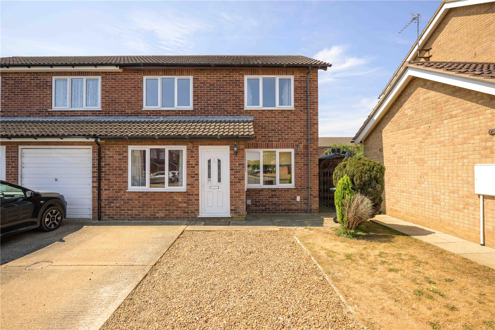 3 bedroom Semi-detached house Under Offer