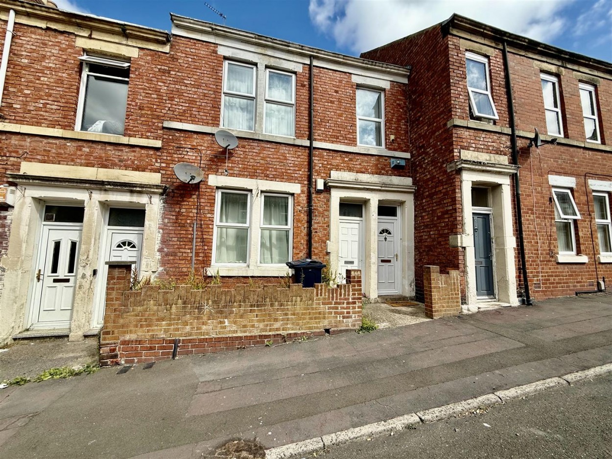 3 bedroom Flat To Let