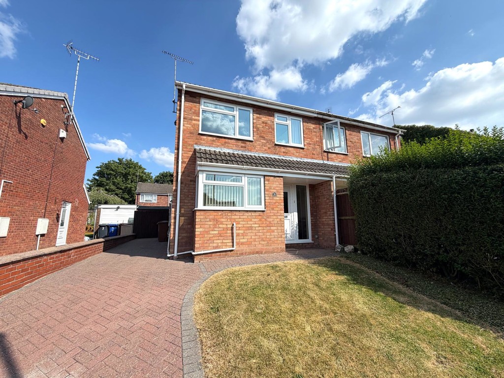 3 bedroom Semi-detached house To Let