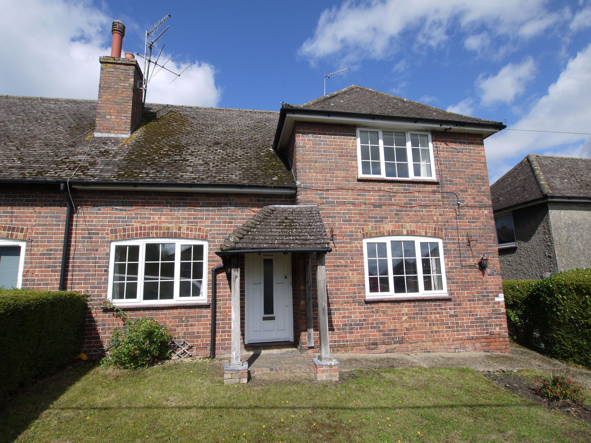 2 bedroom Semi-detached house Sold