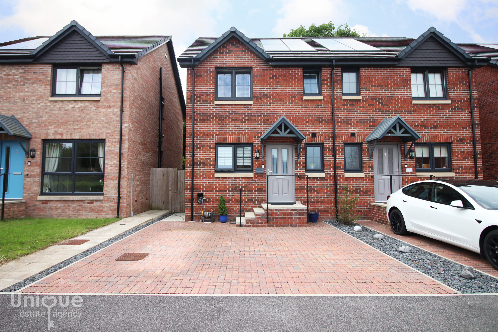 3 bedroom Semi-detached house For Sale