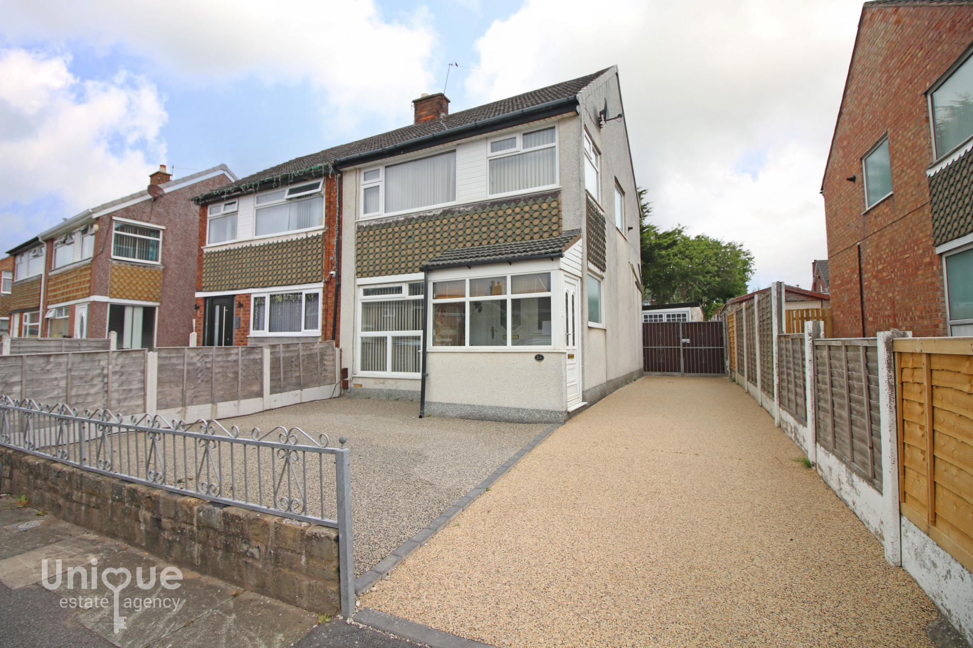 3 bedroom Semi-detached house For Sale