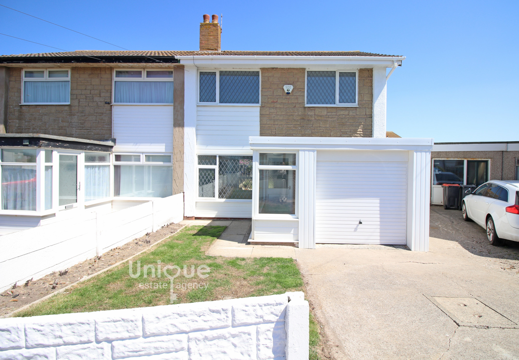 3 bedroom Semi-detached house Under Offer